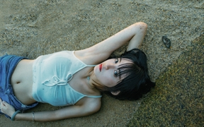 躺在海边沙滩上的性感美女5K壁纸
