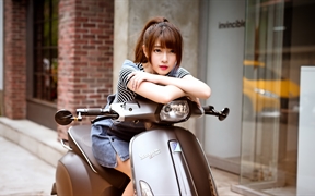 街道骑摩托车的清纯美女，扎着短发的可爱女孩4K美女壁纸
