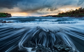 怀阿纳帕纳帕州立公园的黑沙滩，茂宜岛，夏威夷，美国 