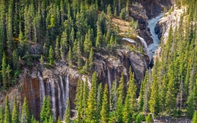辛华达峡谷的瀑布，贾斯珀国家公园，加拿大 