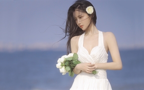 海边手捧鲜花的白色连衣裙长发美女，小清新清纯美女优雅4k电脑壁纸
