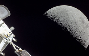从美国宇航局猎户座飞船上看到的月球 