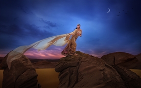星空下的楼兰古城古装美女唯美壁纸艺术写实，沙漠戈壁上的5k美女图片
