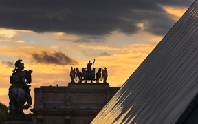 卡鲁塞尔凯旋门和卢浮宫金字塔，巴黎，法国 