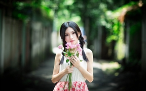 小清新森林绿清纯美女，拿着玫瑰花很卡爱的双马尾辫少女5K高清桌面壁纸
