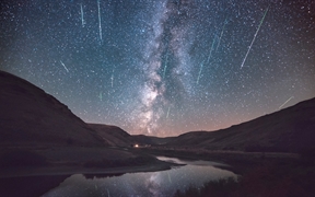 英仙座流星雨，白杨木峡谷州立公园，俄勒冈州，美国 