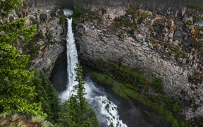罕肯瀑布,威尔斯格雷省立公园, 加拿大不列颠哥伦比亚省 