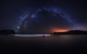 西南阿连特茹和维森廷海岸自然公园上空的银河，葡萄牙 