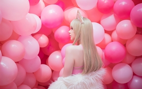 露背性感美女阿狸与粉色气球背景融为一体，cosplay美女高清4k游戏壁纸
