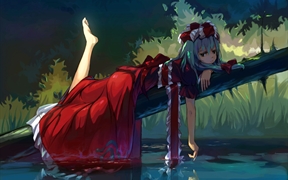 森林河边大树上红色裙子的动漫女孩悠闲的趴着嬉戏河水的4K动漫壁纸
