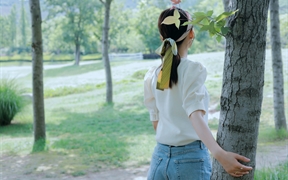 清纯美女李沁女演员背影照图片，小清新树林中的4k美女壁纸
