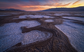 恶水盆地的盐滩，死亡谷国家公园，加利福尼亚州，美国 
