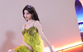 性感美女演员鞠婧祎绿色裙子遮不住美胸和大长腿的诱惑的4k美女壁纸
