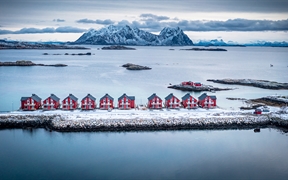 传统钓鱼小屋，斯沃尔韦尔，罗弗敦群岛，挪威 