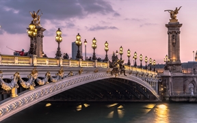 黄昏时分的亚历山大三世桥，巴黎，法国 
