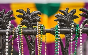 马里尼的狂欢节彩珠，新奥尔良，美国 