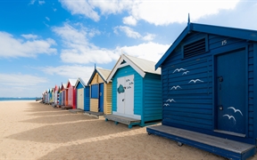 布莱顿海滩的彩虹小屋，墨尔本，维多利亚州，澳大利亚 