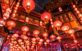 锦里街上悬挂的红色中国灯笼，成都，中国四川省 