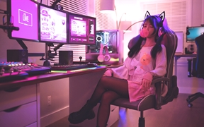 电脑机房双马尾动漫女孩在电竞椅尚戴着耳机吹泡泡玩耍的3D4K高清动漫壁纸
