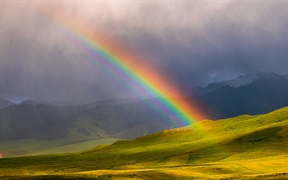 At-Bashy地区的彩虹，Kakshaal Too山脉，纳伦省，吉尔吉斯斯坦 